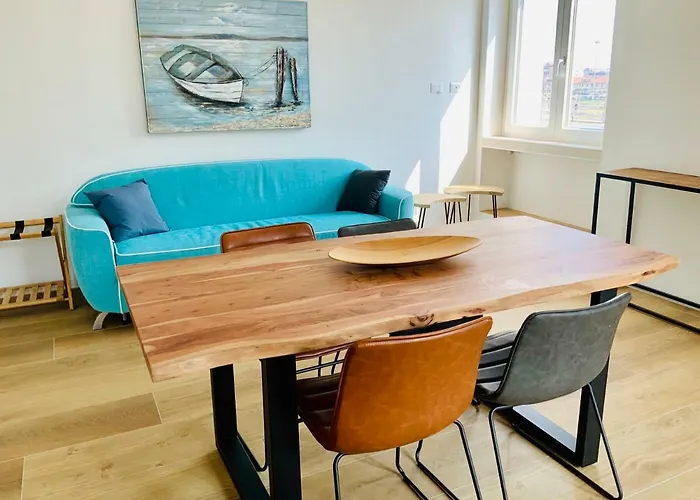 Luxury Flat By Station / Unique View Apartment *